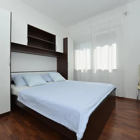 Apartment L&r *
